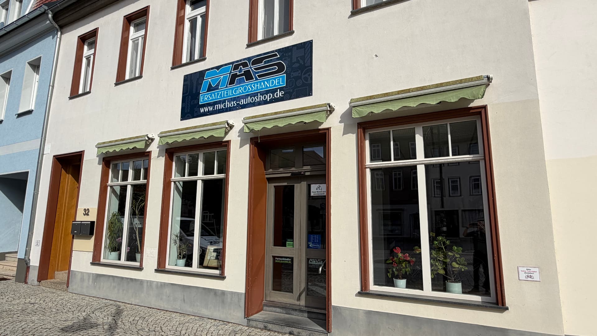 Ladengeschäft von Micha's Autoshop von außen: Fassade mit MAS Ersatzteilgroßhandel-Schild in der Marktstraße Greußen