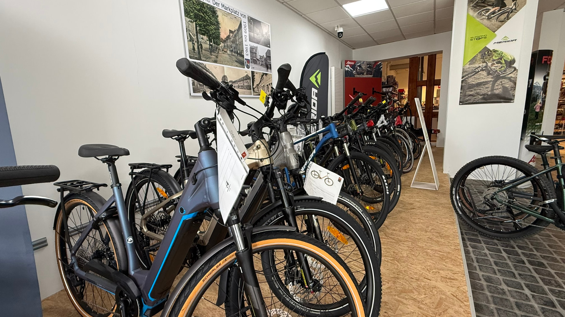 eBikes und Tourenräder in der Ausstellung