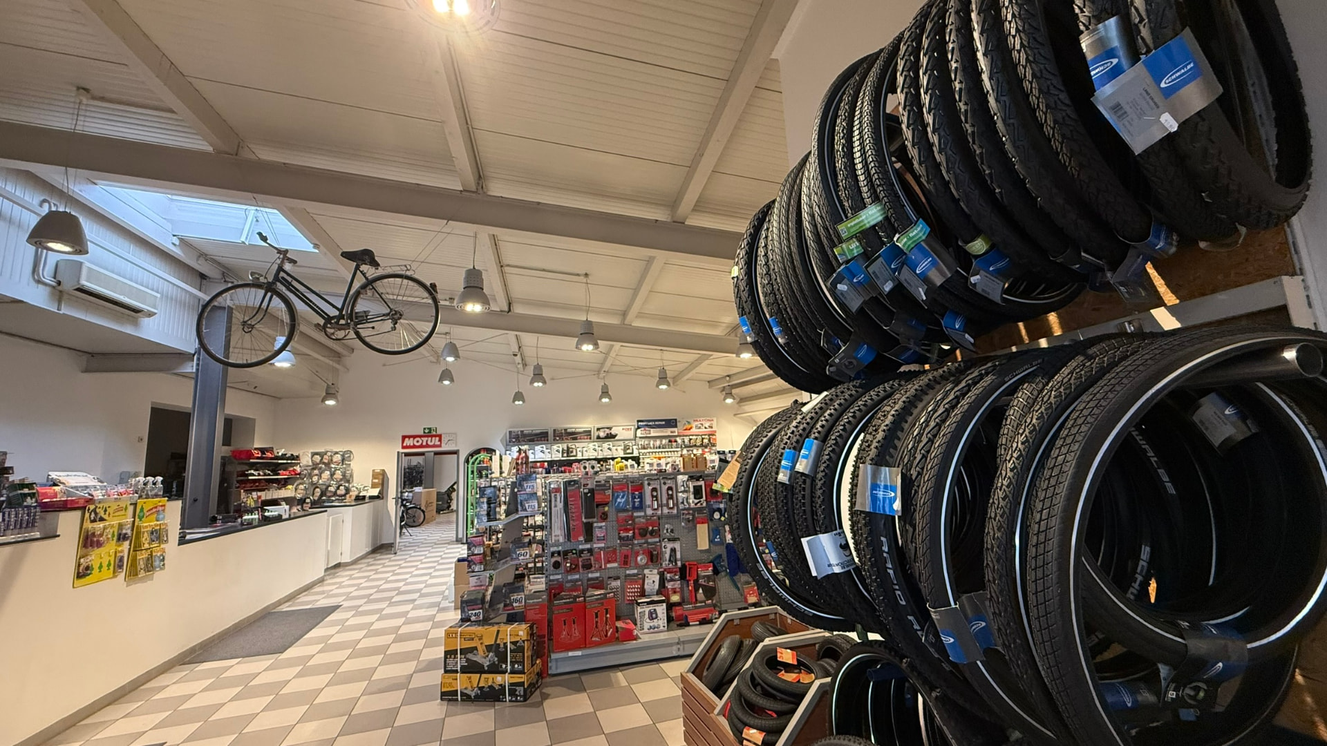 Reifenwand mit Schwalbe Fahrradreifen und Blick in den Laden