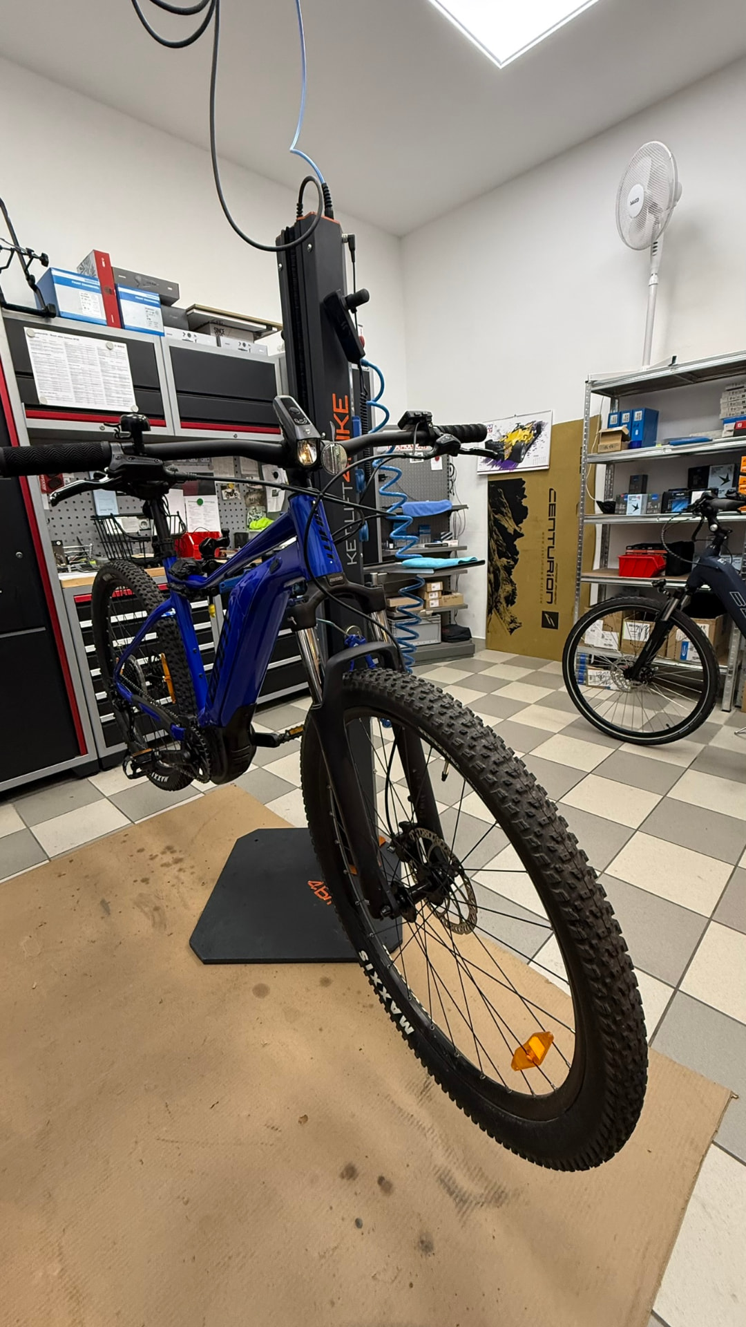 eBike auf dem Montageständer in der Werkstatt